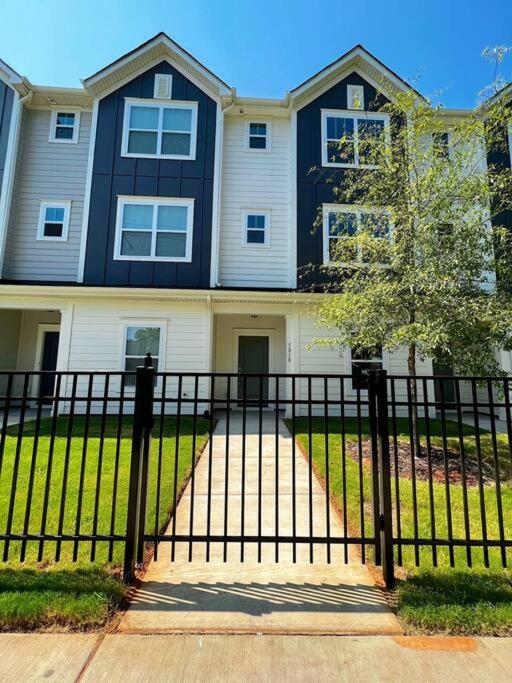 Brand New Build 10 Min- Uptown Villa Charlotte Eksteriør billede