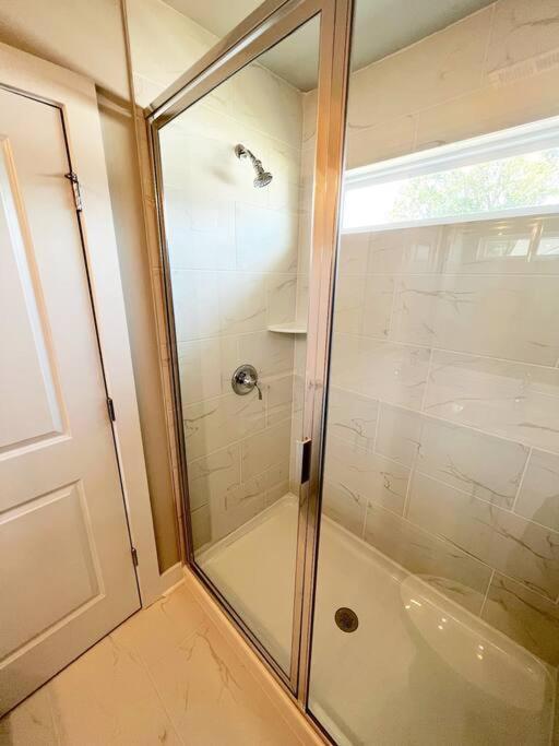 Brand New Build 10 Min- Uptown Villa Charlotte Eksteriør billede