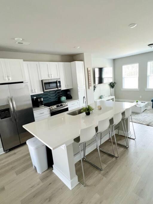 Brand New Build 10 Min- Uptown Villa Charlotte Eksteriør billede