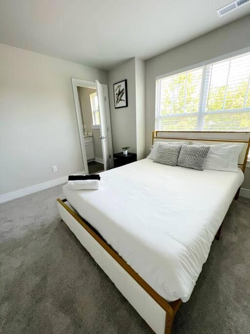 Brand New Build 10 Min- Uptown Villa Charlotte Eksteriør billede