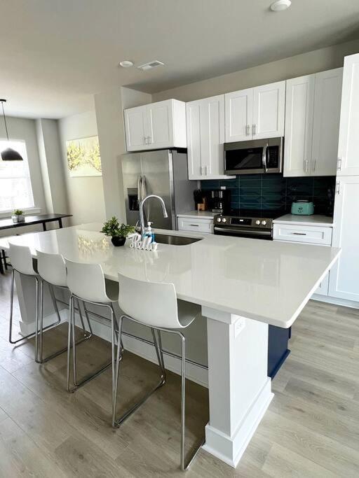Brand New Build 10 Min- Uptown Villa Charlotte Eksteriør billede