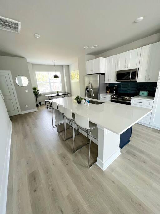 Brand New Build 10 Min- Uptown Villa Charlotte Eksteriør billede