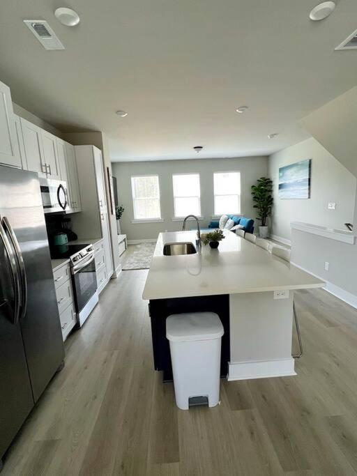 Brand New Build 10 Min- Uptown Villa Charlotte Eksteriør billede