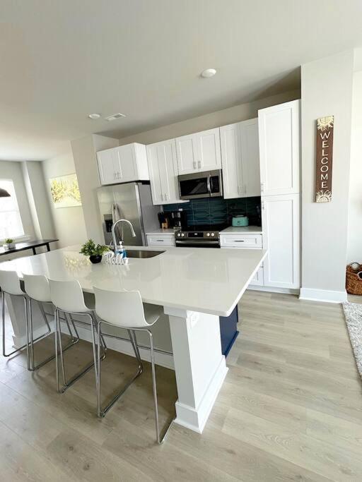 Brand New Build 10 Min- Uptown Villa Charlotte Eksteriør billede
